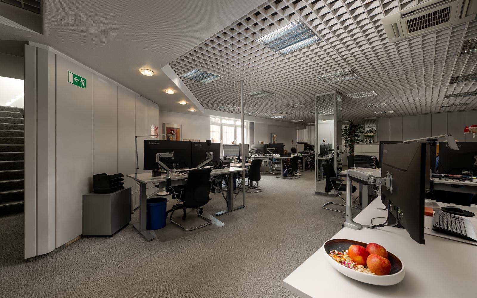 Modern ausgestattete Arbeitsplätze mit mehreren Lenovo-Monitoren im Büro der Grundstücksverwaltung Ehlert — Teil der Digitalisierung 2025.